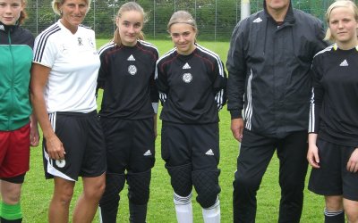 Torwartlegende Silke Rottenberg trainierte U14-Juniorinnen beim Sichtungsturnier